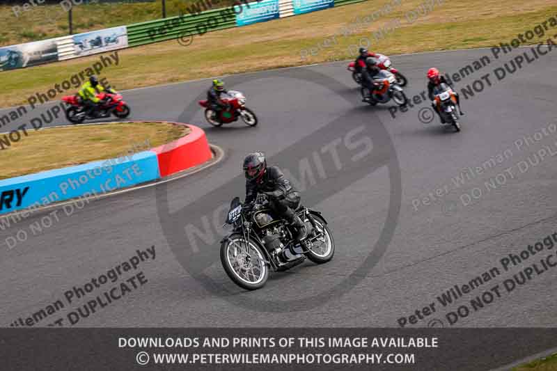 Vintage motorcycle club;eventdigitalimages;mallory park;mallory park trackday photographs;no limits trackdays;peter wileman photography;trackday digital images;trackday photos;vmcc festival 1000 bikes photographs